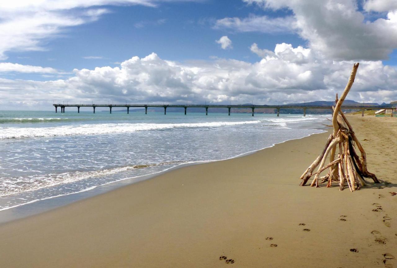 Beachside Bliss: 1 Bed 1 Bath Christchurch Bagian luar foto